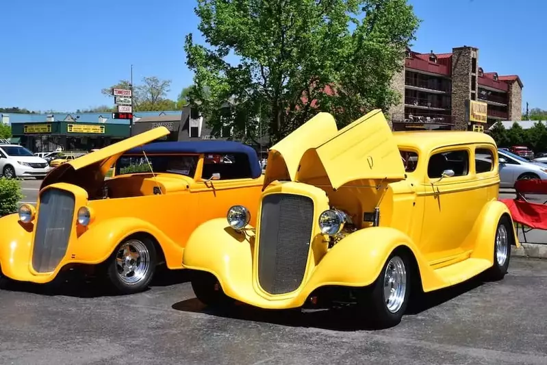 yellow cars at rod run