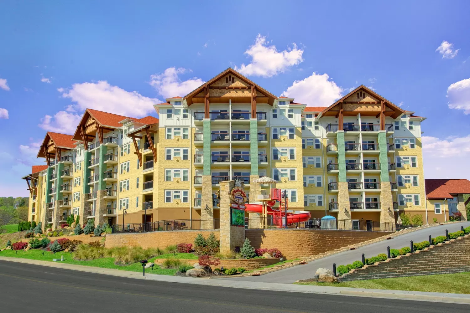 exterior of Cherokee Lodge Condos in Pigeon Forge
