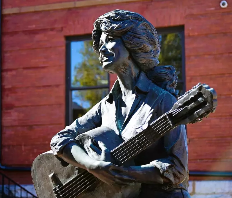 dolly parton statue